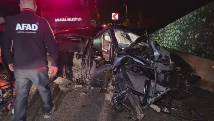 Bartın’da otomobil bariyerlere çarptı: 4 yaralı