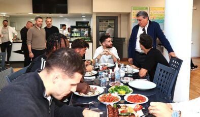 Beşiktaş Başkanı Serdal Adalı Fenerbahçe derbisi öncesi futbolcularla moral yemeğinde buluştu