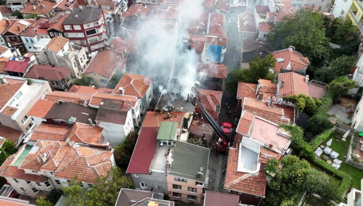 Beşiktaş’ta yanan 4 katlı ahşap bina çöktü: Yangın yan binaya sıçradı