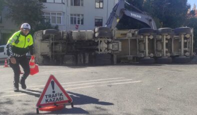 Beşiktaş'ta yükünü boşaltan hafriyat kamyonu devrildi