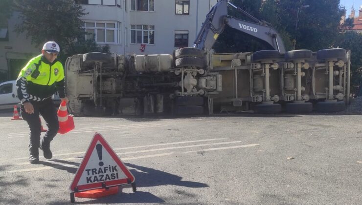 Beşiktaş'ta yükünü boşaltan hafriyat kamyonu devrildi