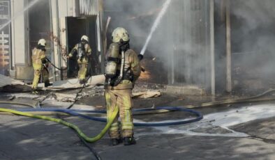Beylikdüzü’nde fabrika yangını! Çok sayıda ekip bölgede!