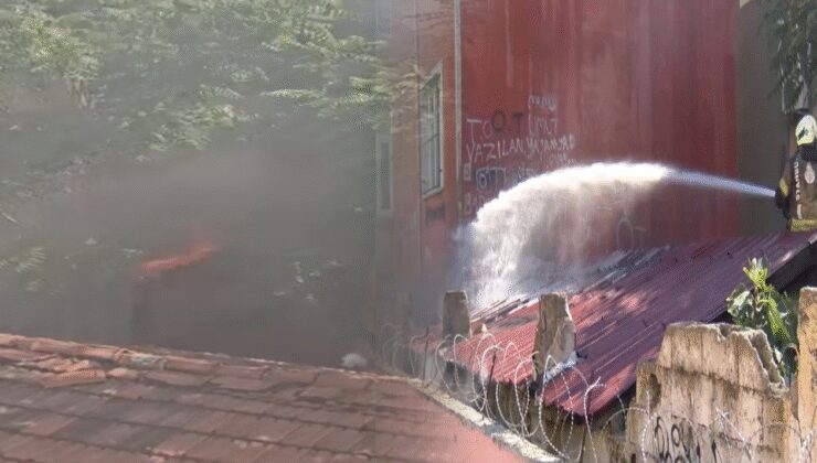 Beyoğlu’nda yangın: Gecekondu kül oldu