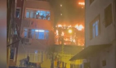Beyoğlu’nda havai fişeğin patladığı binada yangın: 8 kişi mahsur kaldı