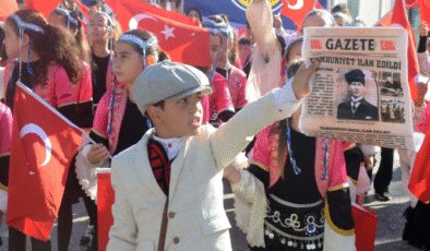 Bodrum’da Cumhuriyet Bayramı coşkusu “Yazıyor yazıyor Cumhuriyet’in ilanını yazıyor”