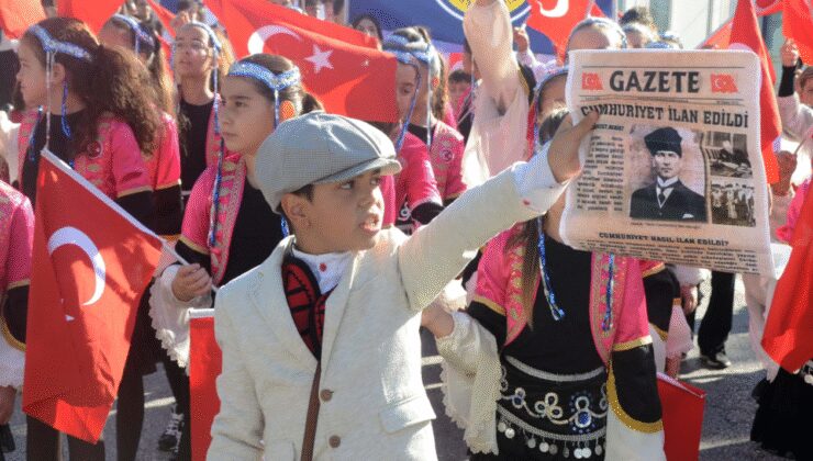 Bodrum’da Cumhuriyet Bayramı coşkusu “Yazıyor yazıyor Cumhuriyet’in ilanını yazıyor”