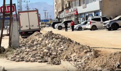 Bu ilçe sokakları 3 aydır enkaz halinde