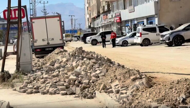 Bu ilçe sokakları 3 aydır enkaz halinde