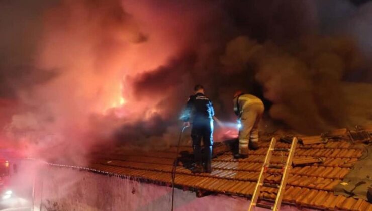 Bursa’da 4 dükkan alevlere teslim oldu