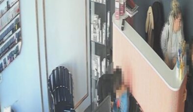 Çocuklara aldırmadan paraları çaldı: Hırsızlık anı kamerada