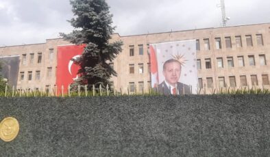 Cumhuriyet tarihinde ilk kez TSK binalarına Erdoğan posteri asıldı