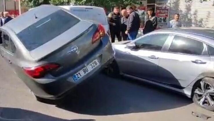 Diyarbakır’da ilginç kaza: Park halindeki 2 arabaya çarpıp asılı kaldı