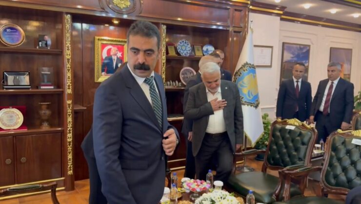 Diyarbakır'da tokalaşma krizi! Makam odası bir anda buz kesti