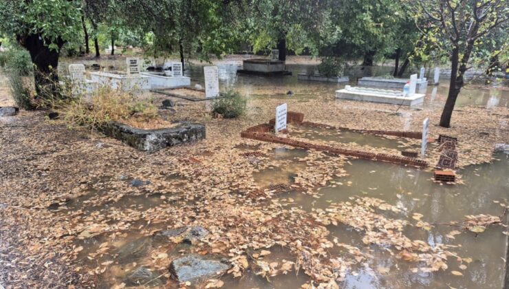 Dün akşamdan beri yağıyor, mezarlıklar bile sular altında kaldı