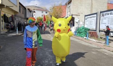 ‘Pikachu’ Digor’un kurtuluş yıl dönümü töreninde mehterle yürüdü