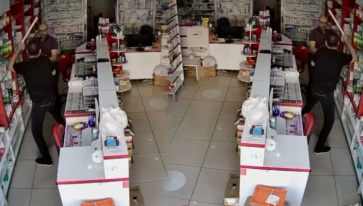 Eczacı teknisyenine sopayla saldırdı