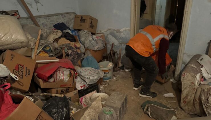 Engelli kadın haftalarca annesinin cesediyle yaşamış: Çöp evden dram çıktı!