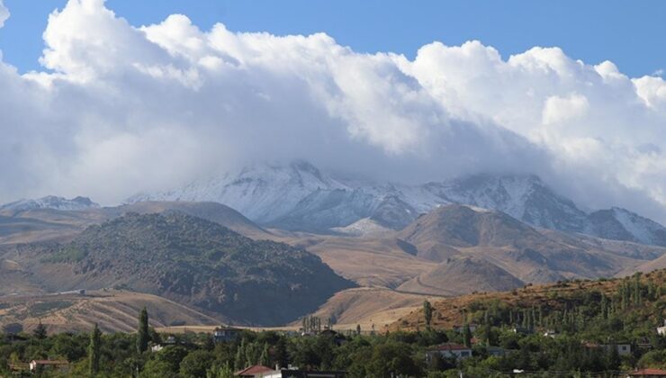 Erciyes Dağı'na kar yağdı: Hava sıcaklığı eksi 3 dereceye düştü