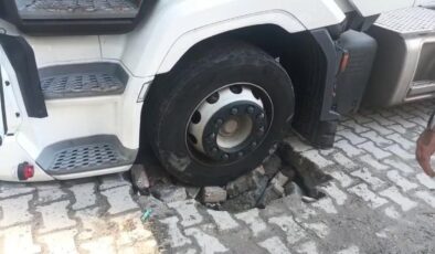 Esenyurt’ta TIR lastiği yola saplandı