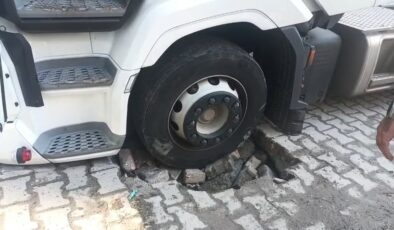 Esenyurt'ta TIR lastiği yola saplandı!