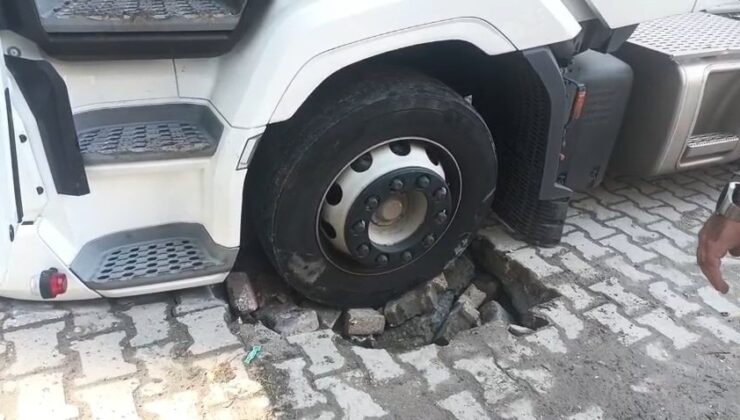 Esenyurt'ta TIR lastiği yola saplandı!