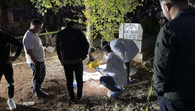 Eşinin mezarını ziyaret eden kadın gördüğü manzara karşısında şoke oldu! Toprağa gömdü polisi aradı