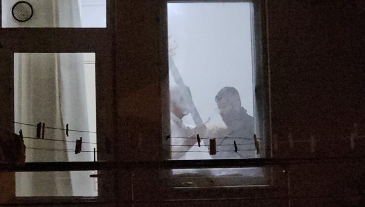 Evine çağırdığı arkadaşını kılıçla rehin aldı!