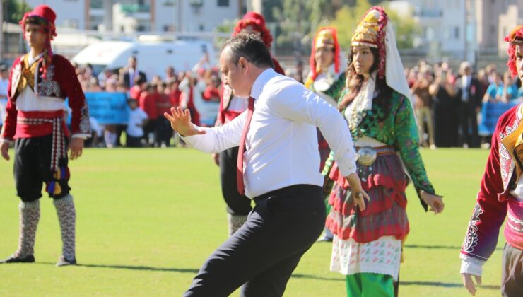 Fethiye bayram kutlamalarında Kaymakam zeybeği