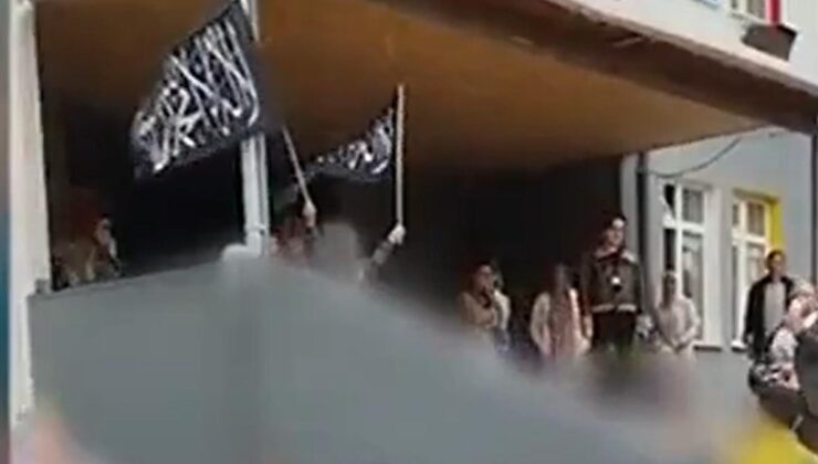 Filistin etkinilklerinde bir çocuğa Tevhid Bayrağı taşıtıldı