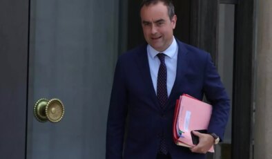 Fransa’da dün hükümetini kuran Başbakan Lecornu, bugün istifa etti