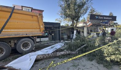 Freni arızalanan kamyon ortalığı savaş alanına çevirdi!