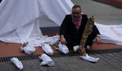 Gazze’de ölen bebeklere dikkat çekmek için kefenli eylem yaptı