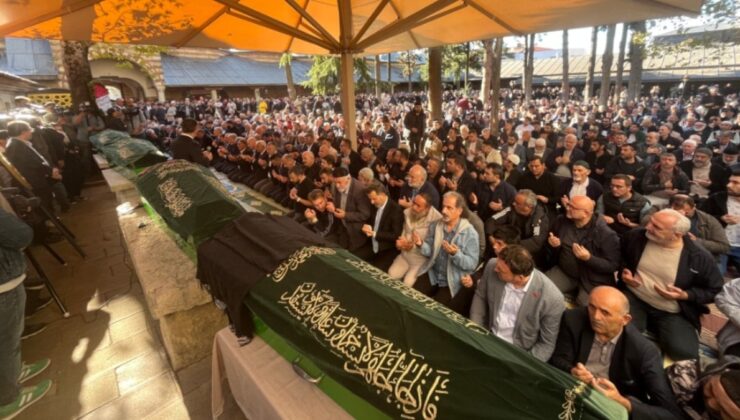 Gebze'de çöken binanın enkazında yaşamını yitirenler toprağa verildi