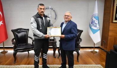 Genç kızı kurtaran güvenlik görevlisine ödül