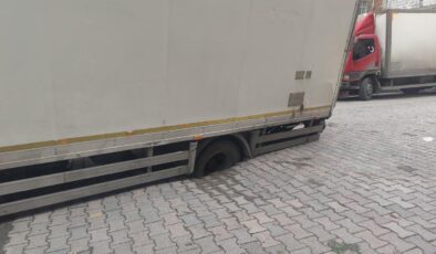 Güngören’de kamyon, çöken yolda oluşan çukura saplandı