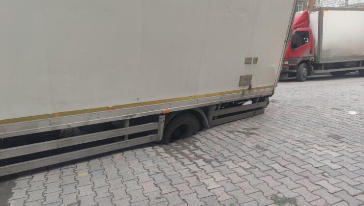 Güngören’de kamyon, çöken yolda oluşan çukura saplandı