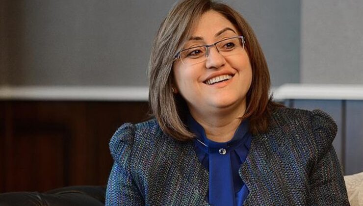 Halk borç batağında, AKP'li başkan “reklamda”