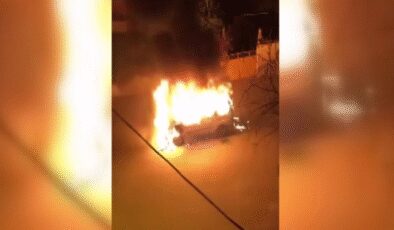 Hareket halindeki hafif ticari araç alev topuna döndü