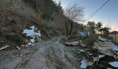 Hatay’da toprak kayması can aldı: Kepçe operatörü uçuruma yuvarlandı