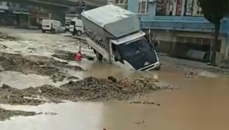 Hatay'da hortum! Araçlar çukurlara düştü