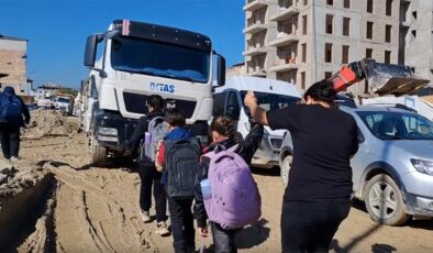 Hatay'da utandıran görüntüler! Velilerin ve öğrencilerin sesini duyan yok!