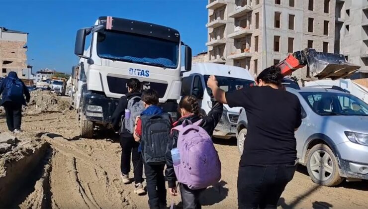 Hatay'da utandıran görüntüler! Velilerin ve öğrencilerin sesini duyan yok!