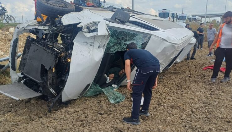 Hava yolu firmasının personelini taşıyan minibüs devrildi