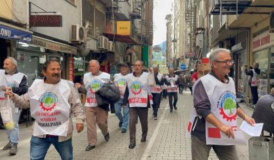 Hopa’da emeklilerden “Geçinemiyoruz” eylemi