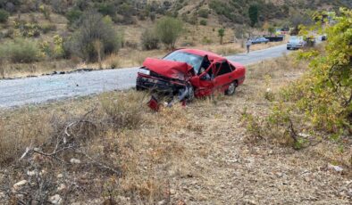 İki araç kafa kafaya çarpıştı: 1 ölü, 2 yaralı