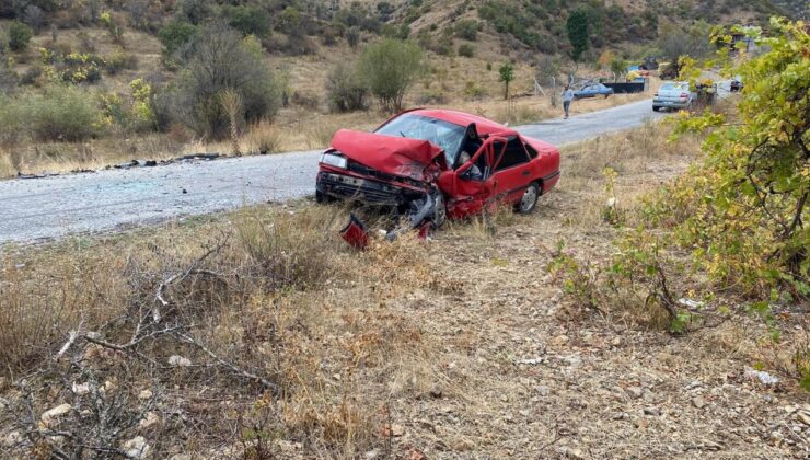 İki araç kafa kafaya çarpıştı: 1 ölü, 2 yaralı