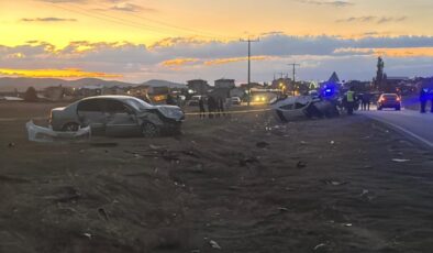 İki otomobil kafa kafaya çarpıştı! 1 öldü, 3 ağır yaralı