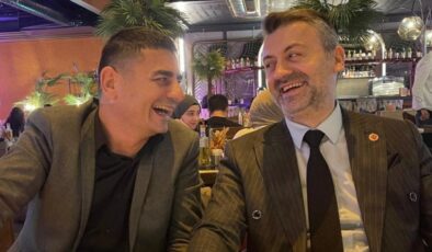 İkisi de CHP'den istifa etmiş AKP'ye geçmişti: Tepki çeken kahkaha pozu