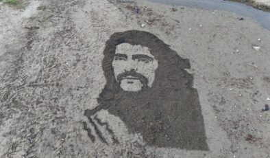 İranlı sanatçı Barış Manço’nun dev portresini kuma çizdi