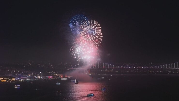 İstanbul Boğazı'nda Cumhuriyet Bayramı coşkusu